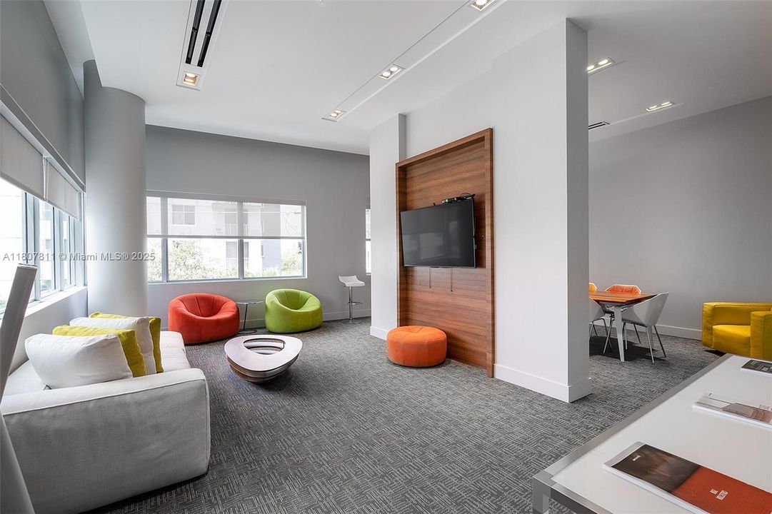 En Venta: $395,000 (0 camas, 1 baños, 565 Pies cuadrados)