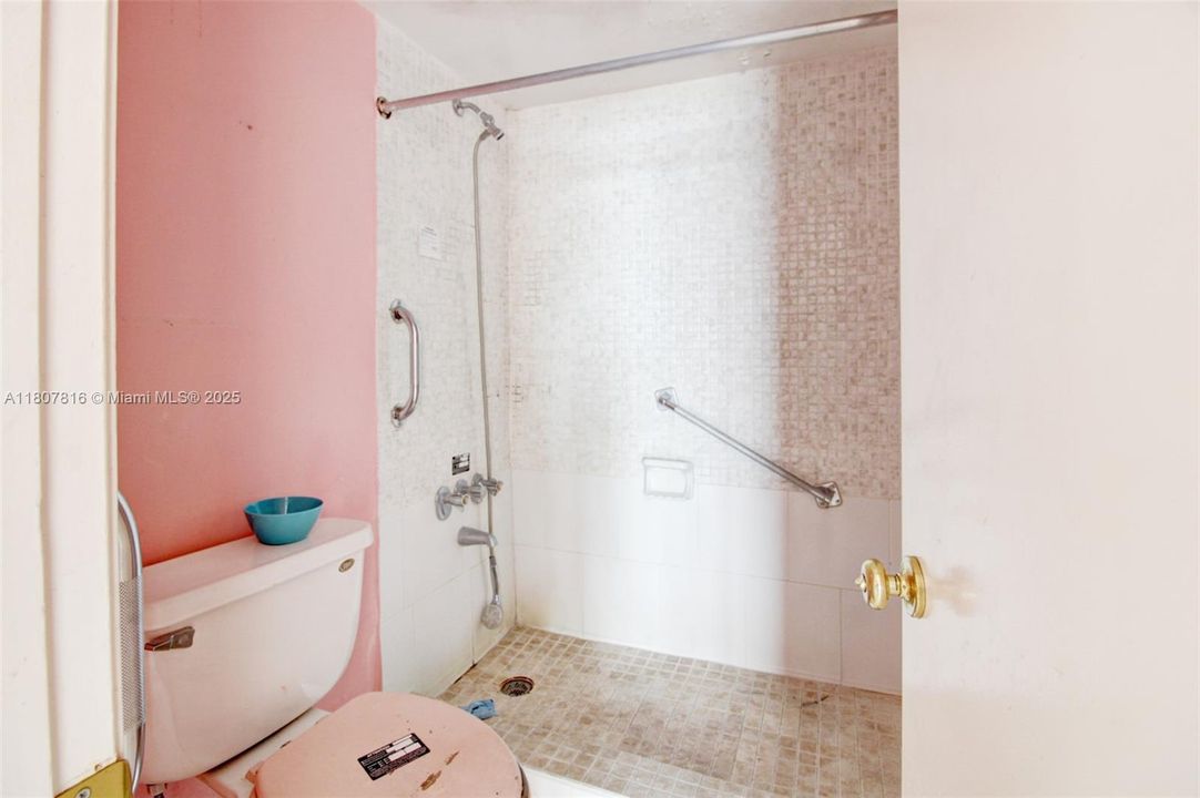 合同活跃: $312,000 (1 贝兹, 2 浴室, 912 平方英尺)