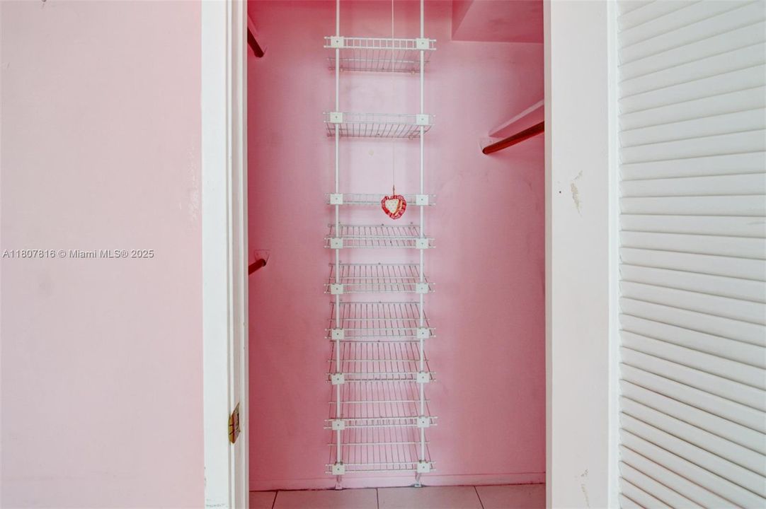 合同活跃: $312,000 (1 贝兹, 2 浴室, 912 平方英尺)