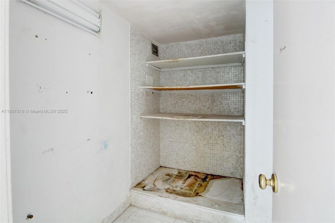 合同活跃: $312,000 (1 贝兹, 2 浴室, 912 平方英尺)