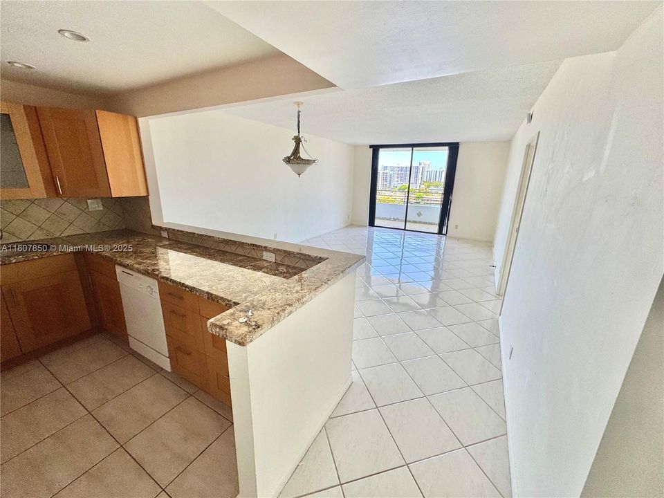 Recently Rented: $2,100 (1 beds, 1 baths, 828 Square Feet)