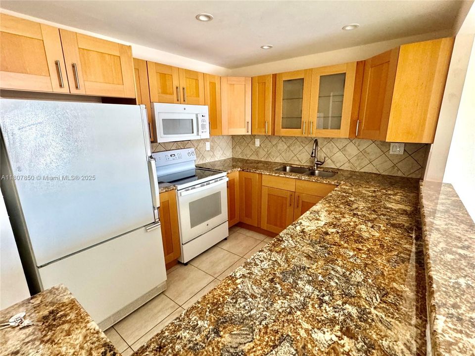 Recently Rented: $2,100 (1 beds, 1 baths, 828 Square Feet)