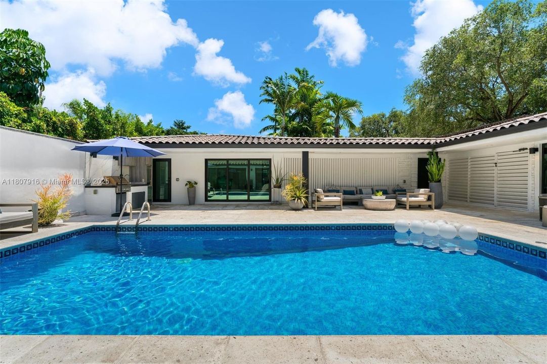 Activo con contrato: $3,500,000 (4 camas, 5 baños, 2618 Pies cuadrados)