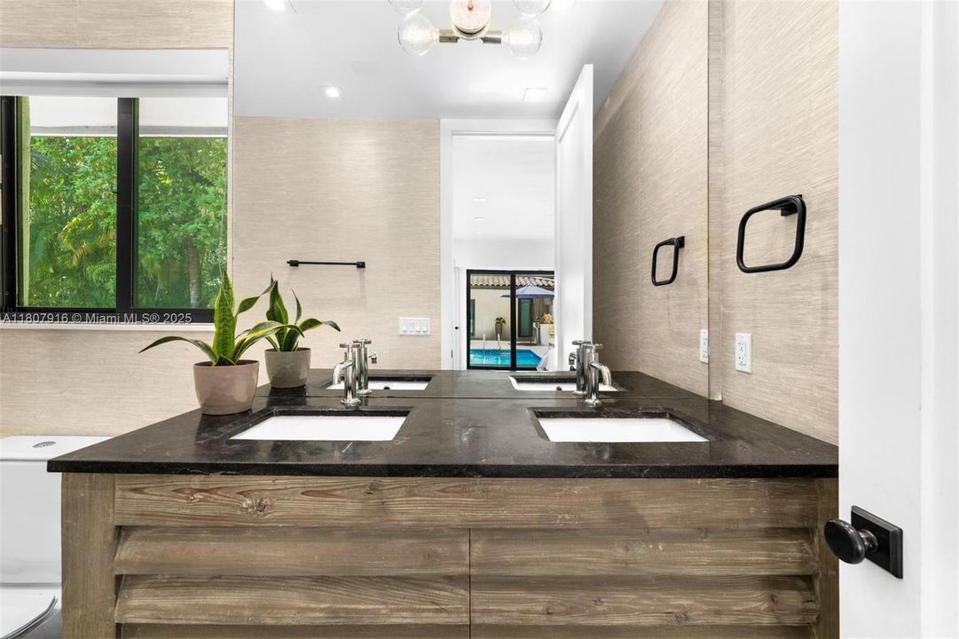 Activo con contrato: $3,500,000 (4 camas, 5 baños, 2618 Pies cuadrados)