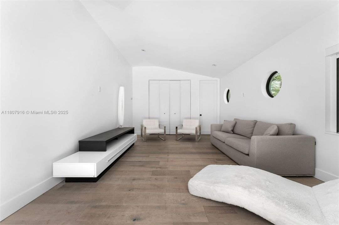 Activo con contrato: $3,500,000 (4 camas, 5 baños, 2618 Pies cuadrados)