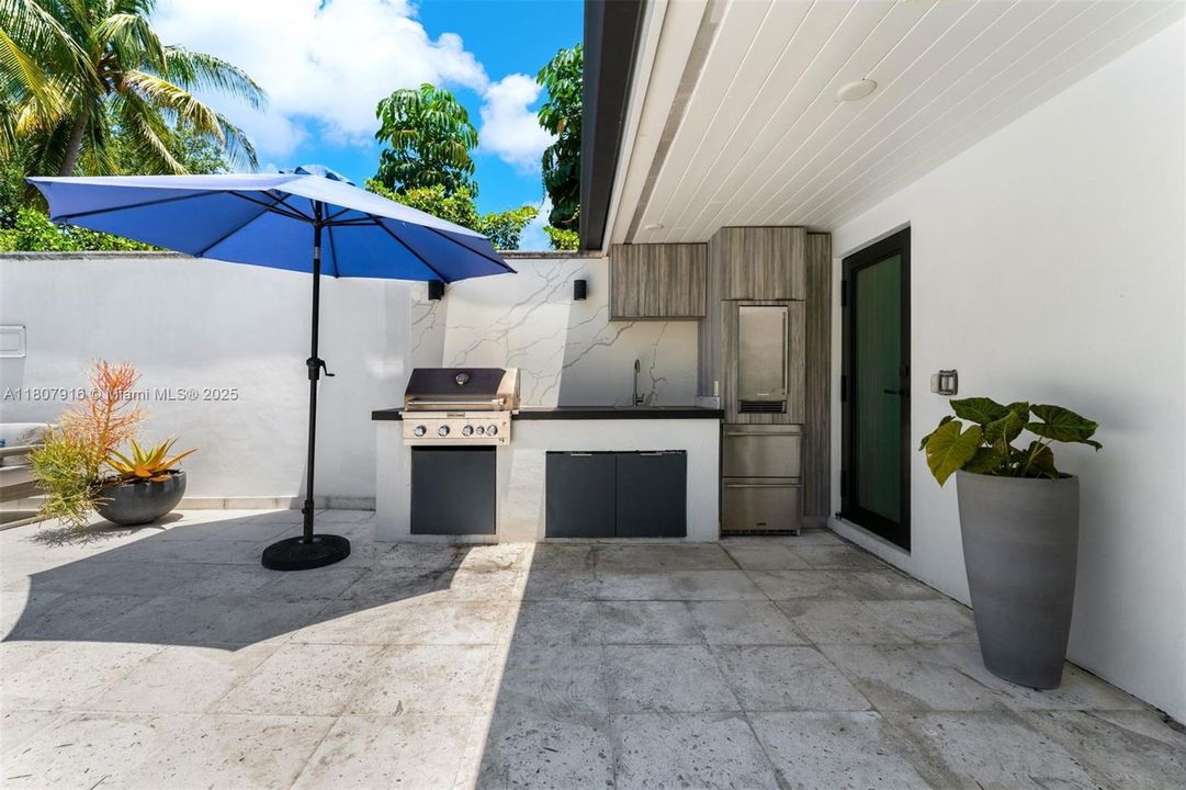 Activo con contrato: $3,500,000 (4 camas, 5 baños, 2618 Pies cuadrados)