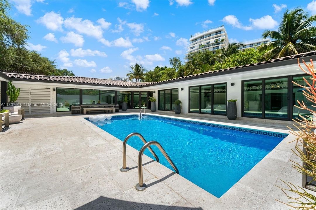 Activo con contrato: $3,500,000 (4 camas, 5 baños, 2618 Pies cuadrados)