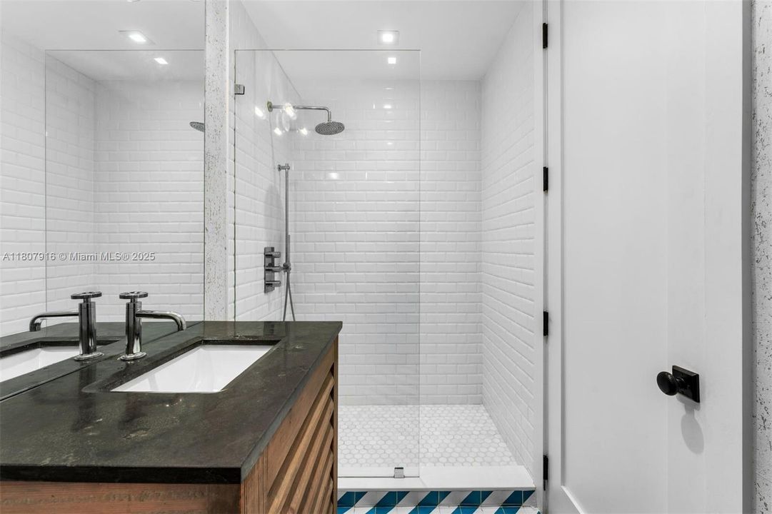 Activo con contrato: $3,500,000 (4 camas, 5 baños, 2618 Pies cuadrados)