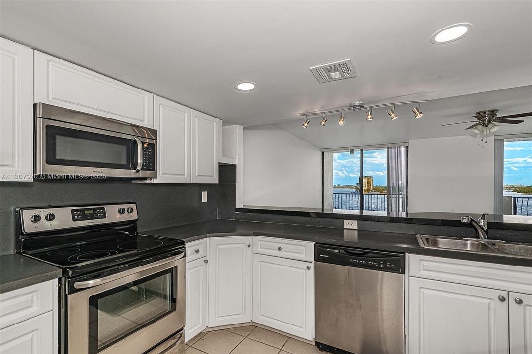 待售: $415,000 (1 贝兹, 1 浴室, 840 平方英尺)