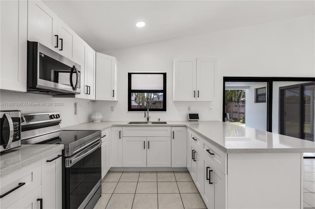 最近售出: $650,000 (3 贝兹, 2 浴室, 1432 平方英尺)