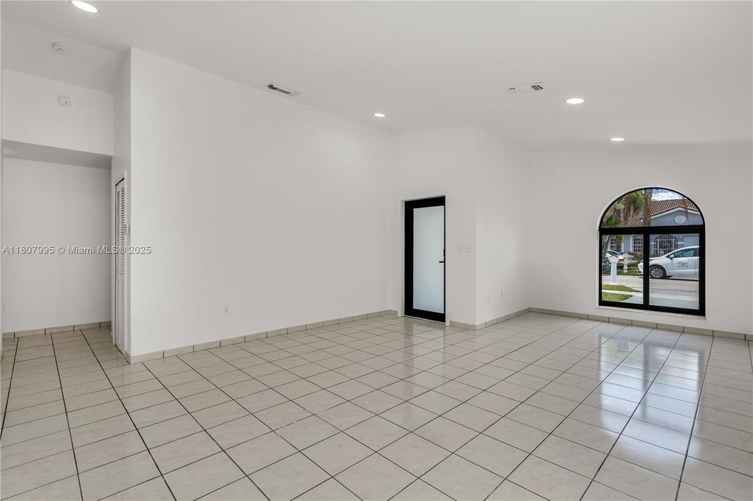 最近售出: $650,000 (3 贝兹, 2 浴室, 1432 平方英尺)