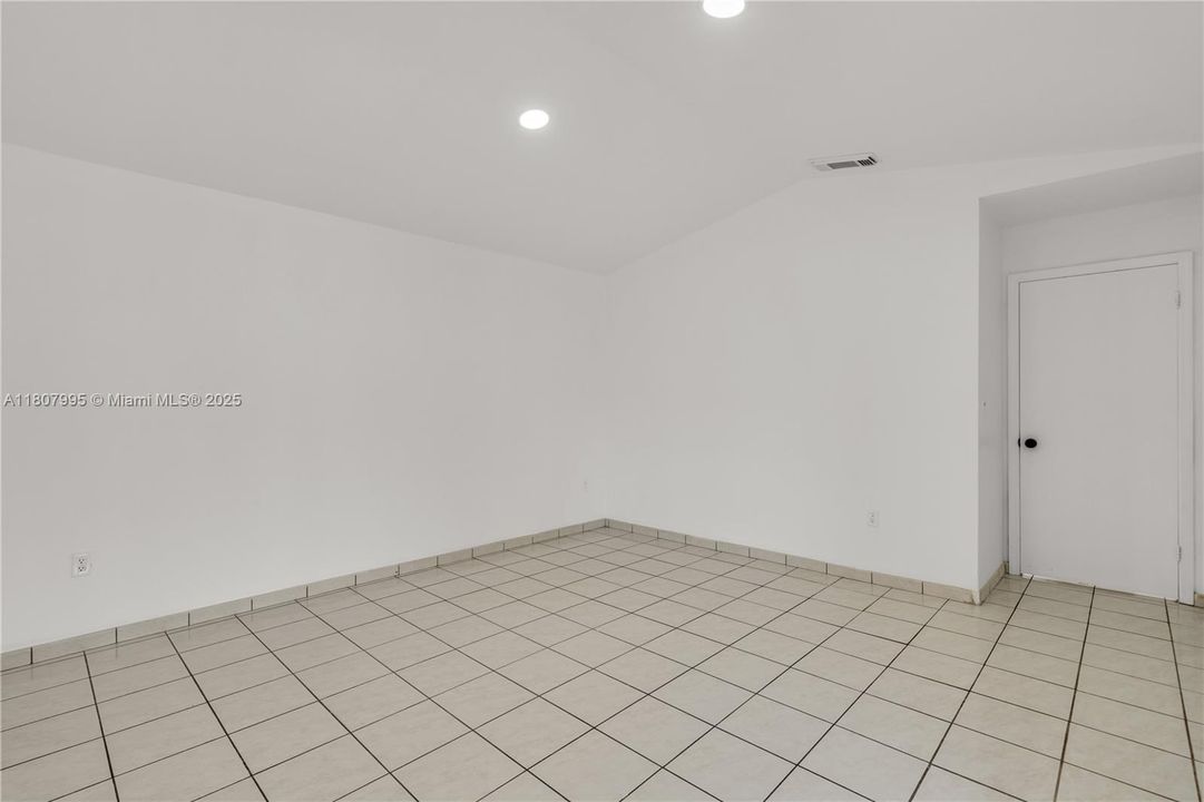 最近售出: $650,000 (3 贝兹, 2 浴室, 1432 平方英尺)