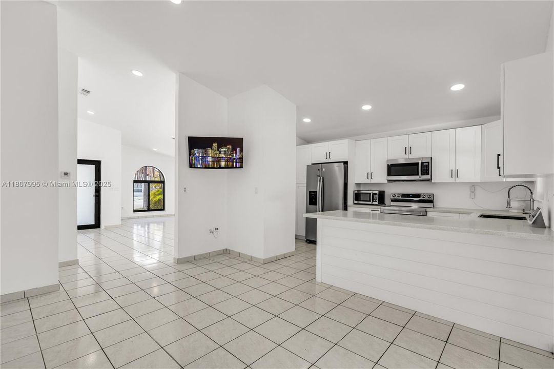 最近售出: $650,000 (3 贝兹, 2 浴室, 1432 平方英尺)