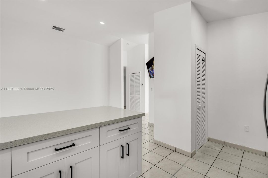 最近售出: $650,000 (3 贝兹, 2 浴室, 1432 平方英尺)