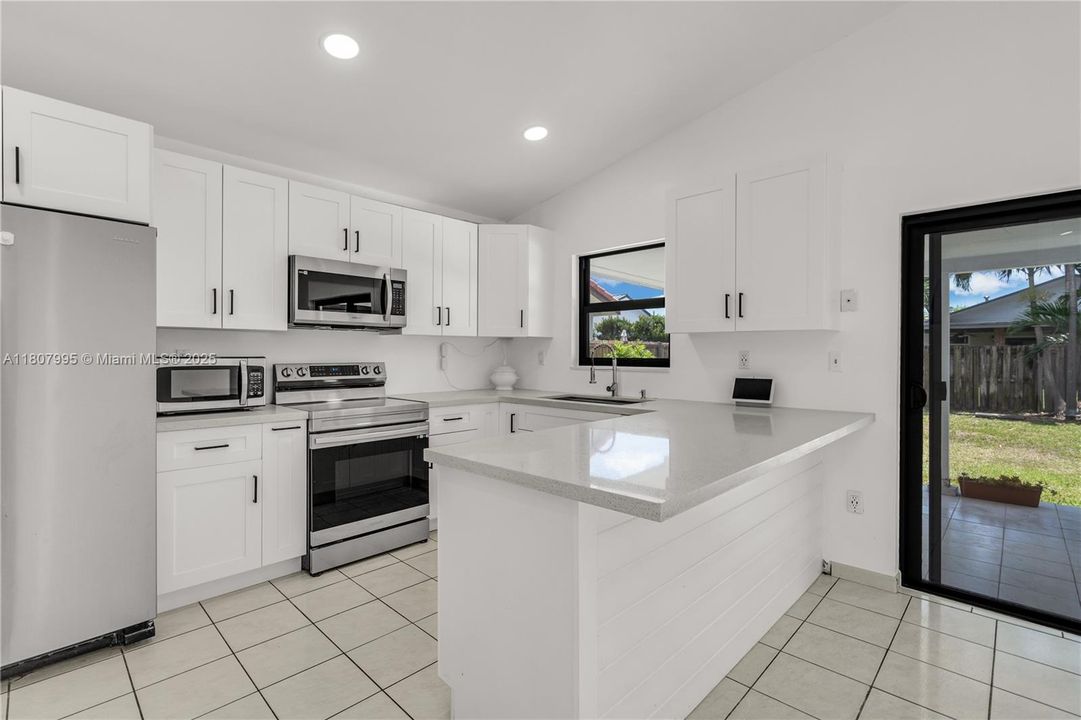 最近售出: $650,000 (3 贝兹, 2 浴室, 1432 平方英尺)