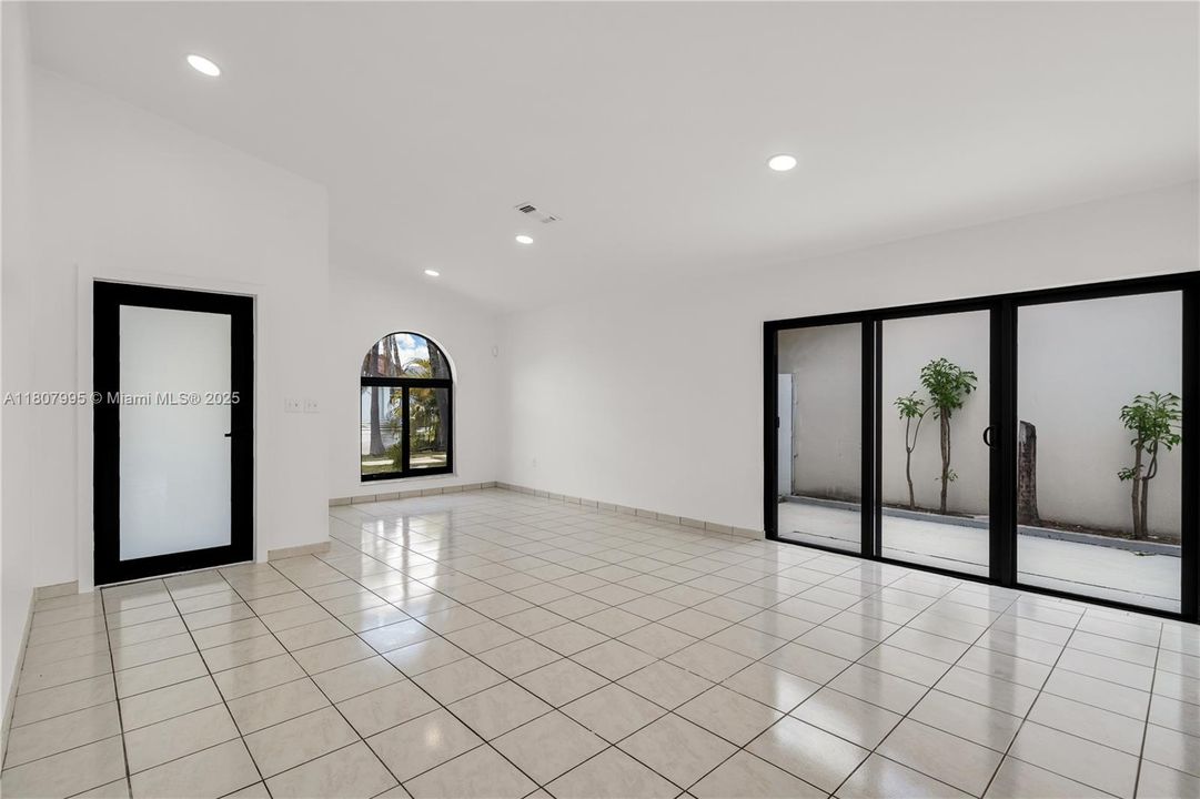 最近售出: $650,000 (3 贝兹, 2 浴室, 1432 平方英尺)