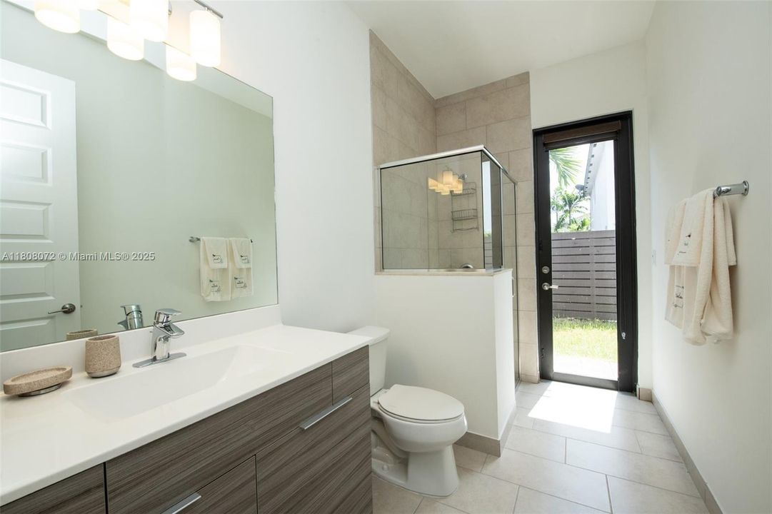 Recently Sold: $995,000 (5 beds, 4 baths, 3355 Square Feet)