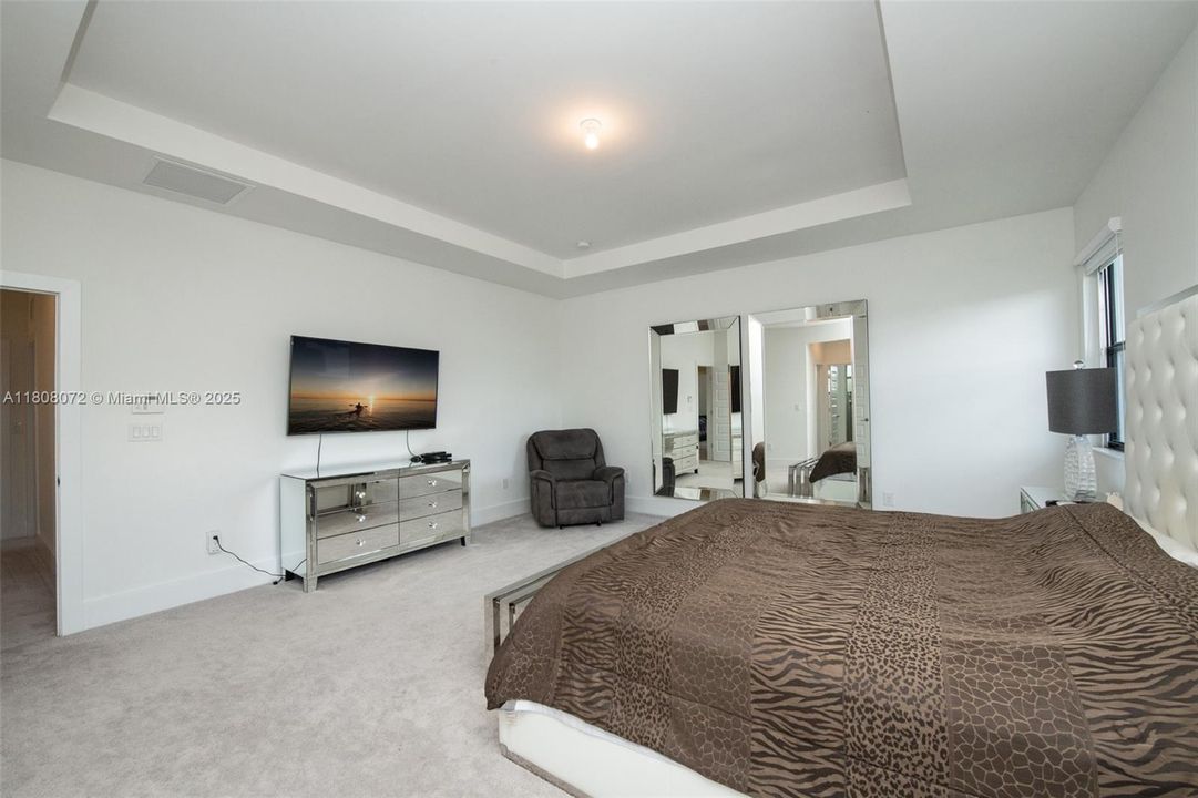 Recently Sold: $995,000 (5 beds, 4 baths, 3355 Square Feet)