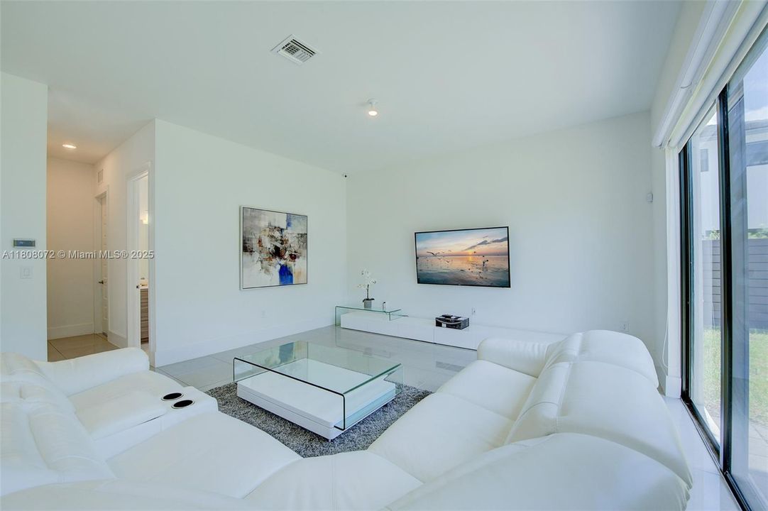 Recently Sold: $995,000 (5 beds, 4 baths, 3355 Square Feet)