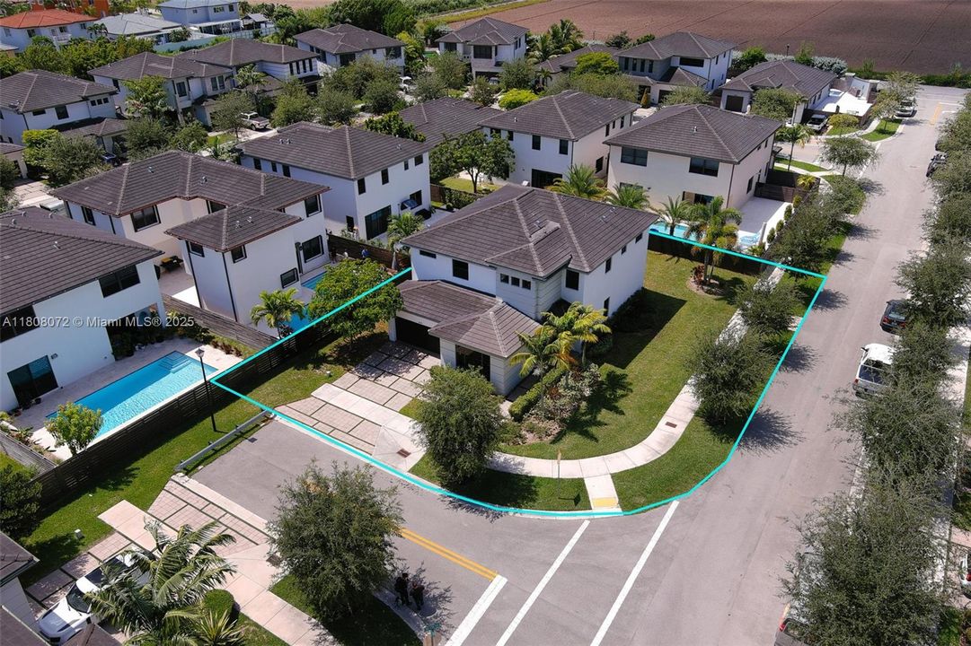 Recently Sold: $995,000 (5 beds, 4 baths, 3355 Square Feet)