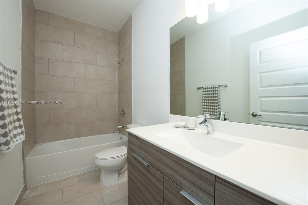 Recently Sold: $995,000 (5 beds, 4 baths, 3355 Square Feet)