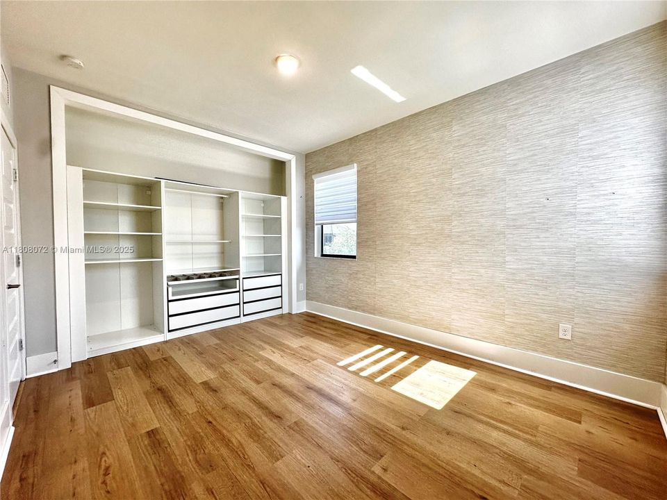 Recently Sold: $995,000 (5 beds, 4 baths, 3355 Square Feet)