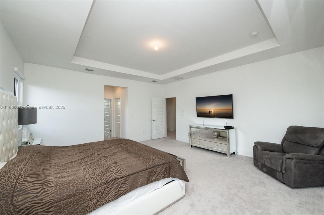 Recently Sold: $995,000 (5 beds, 4 baths, 3355 Square Feet)