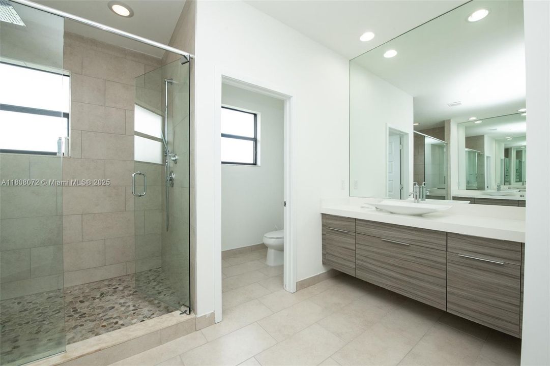 Recently Sold: $995,000 (5 beds, 4 baths, 3355 Square Feet)