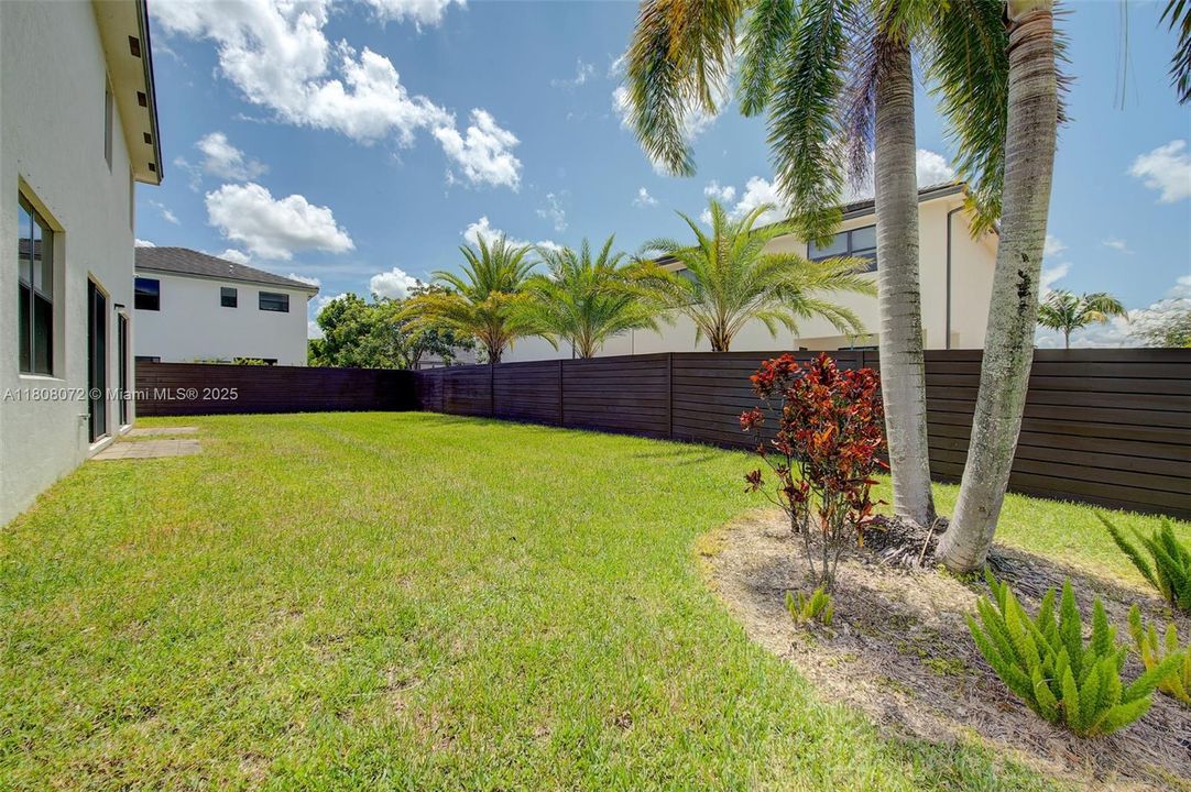 Recently Sold: $995,000 (5 beds, 4 baths, 3355 Square Feet)