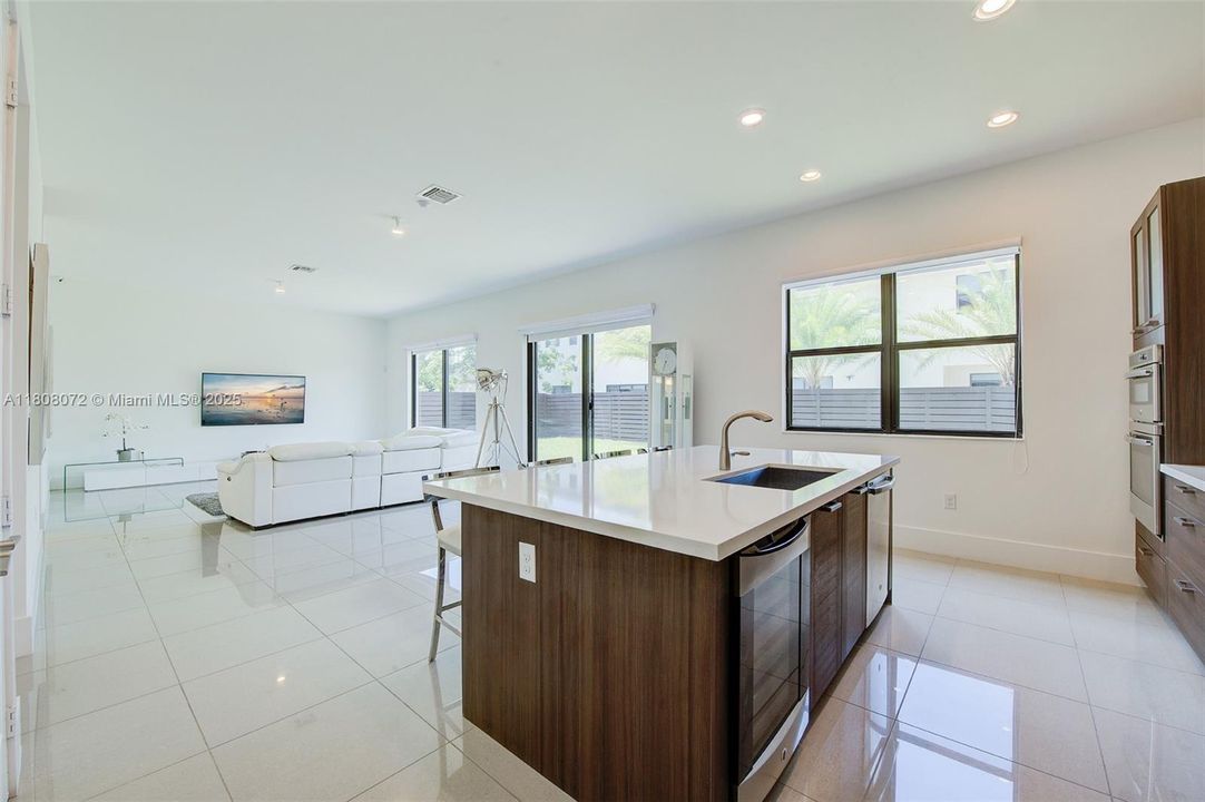 Recently Sold: $995,000 (5 beds, 4 baths, 3355 Square Feet)