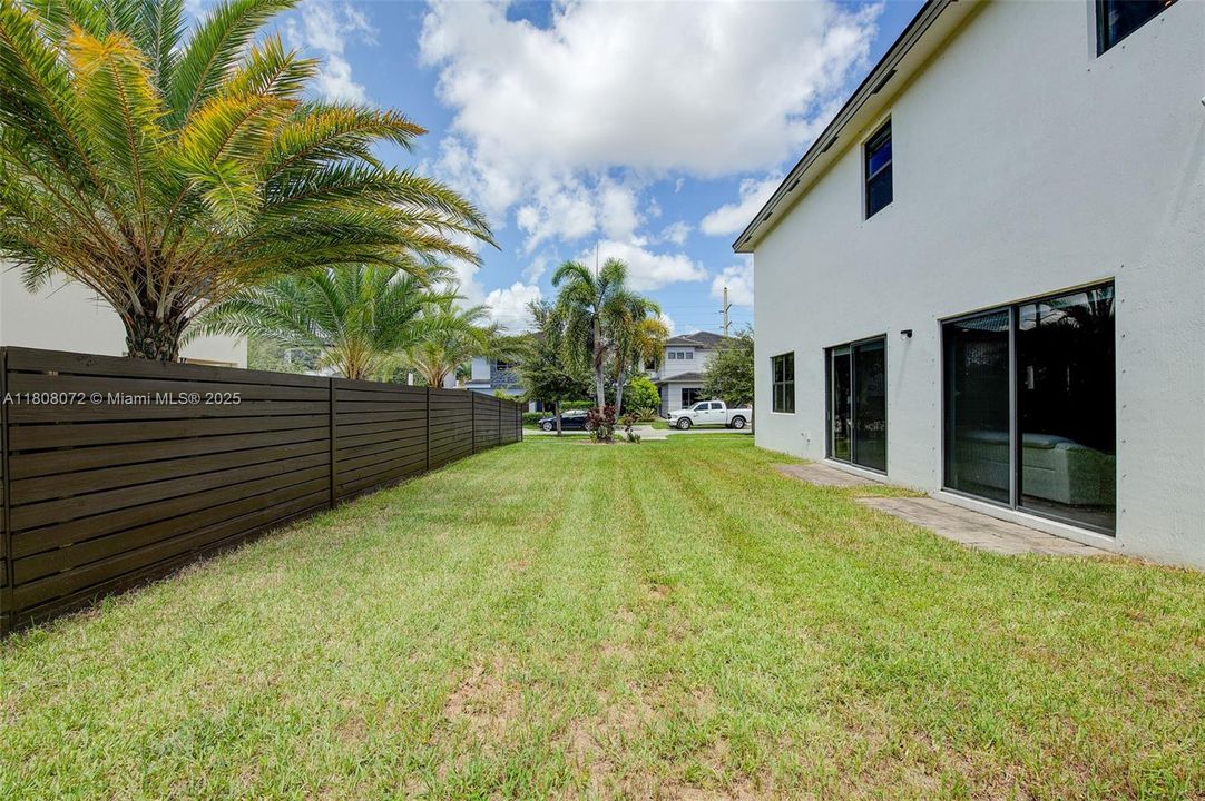 Recently Sold: $995,000 (5 beds, 4 baths, 3355 Square Feet)