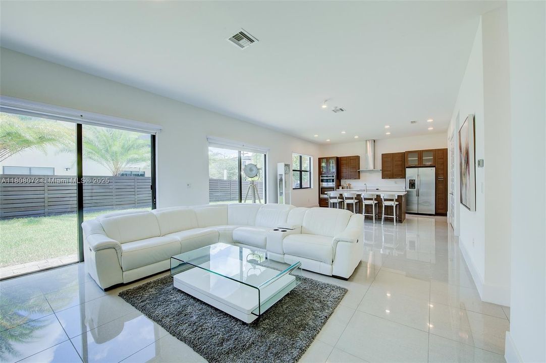 Recently Sold: $995,000 (5 beds, 4 baths, 3355 Square Feet)