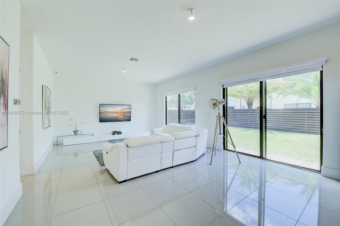 Recently Sold: $995,000 (5 beds, 4 baths, 3355 Square Feet)