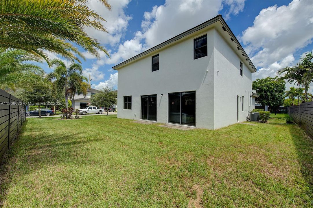 Recently Sold: $995,000 (5 beds, 4 baths, 3355 Square Feet)