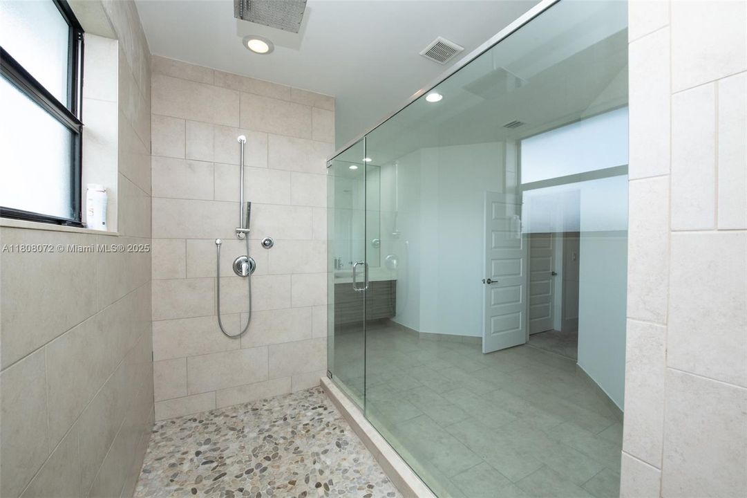 Recently Sold: $995,000 (5 beds, 4 baths, 3355 Square Feet)