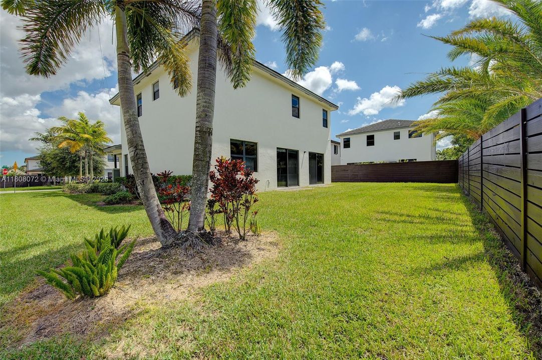 Recently Sold: $995,000 (5 beds, 4 baths, 3355 Square Feet)