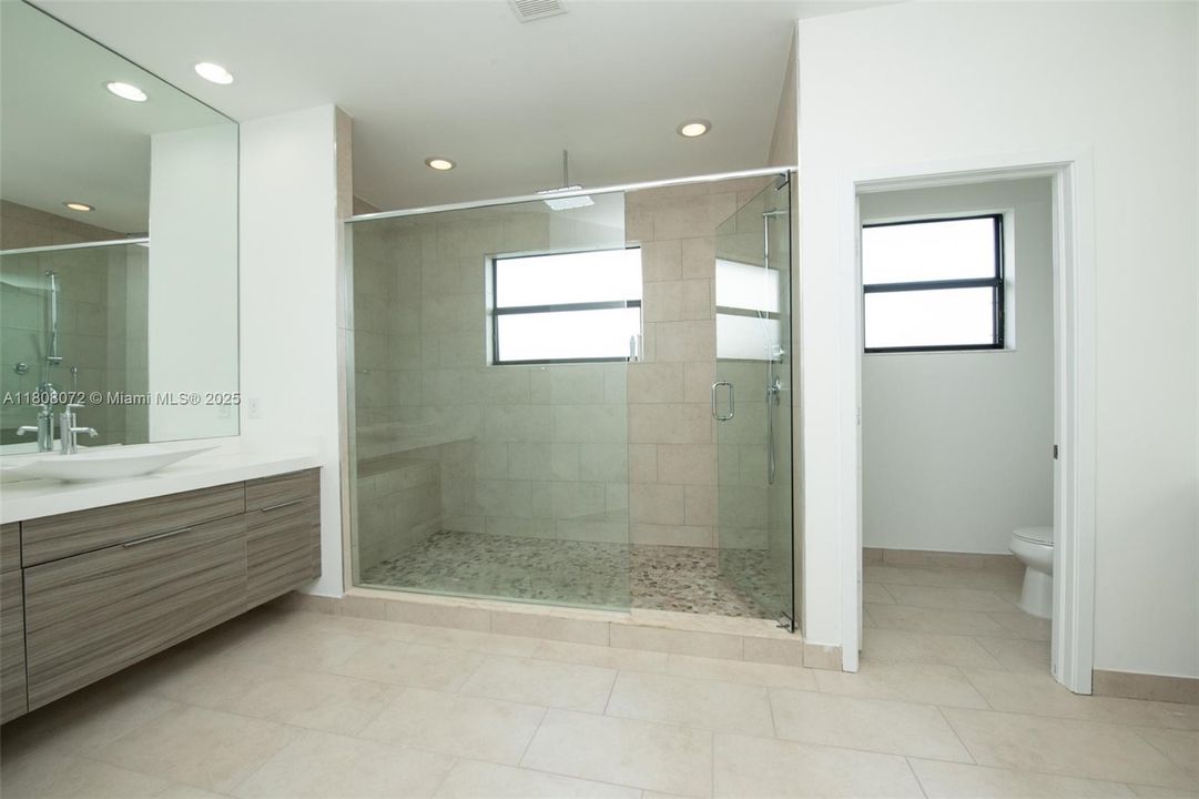 Recently Sold: $995,000 (5 beds, 4 baths, 3355 Square Feet)