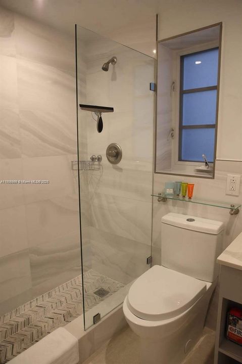 Active With Contract: $165,000 (0 beds, 1 baths, 305 Square Feet)