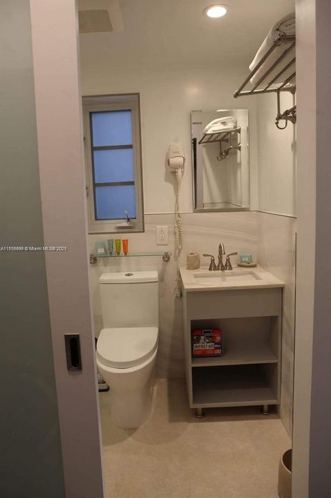 Active With Contract: $165,000 (0 beds, 1 baths, 305 Square Feet)