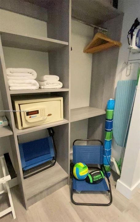 Active With Contract: $165,000 (0 beds, 1 baths, 305 Square Feet)