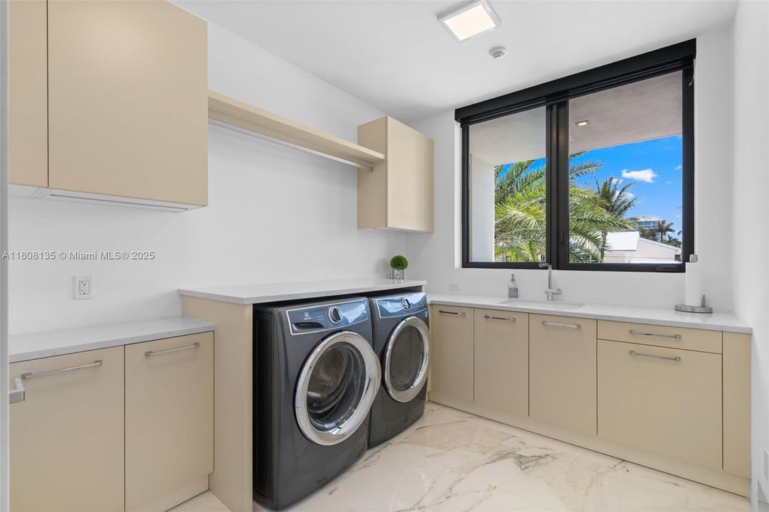 2th floor laundry room