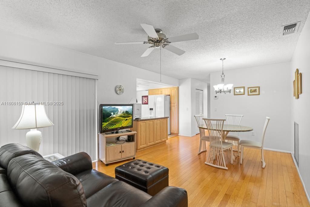 Vendido Recientemente: $600,000 (4 camas, 2 baños, 1950 Pies cuadrados)