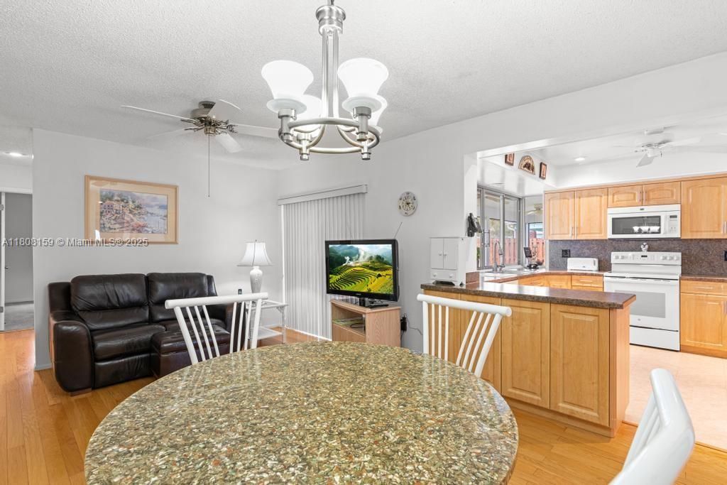 Vendido Recientemente: $600,000 (4 camas, 2 baños, 1950 Pies cuadrados)