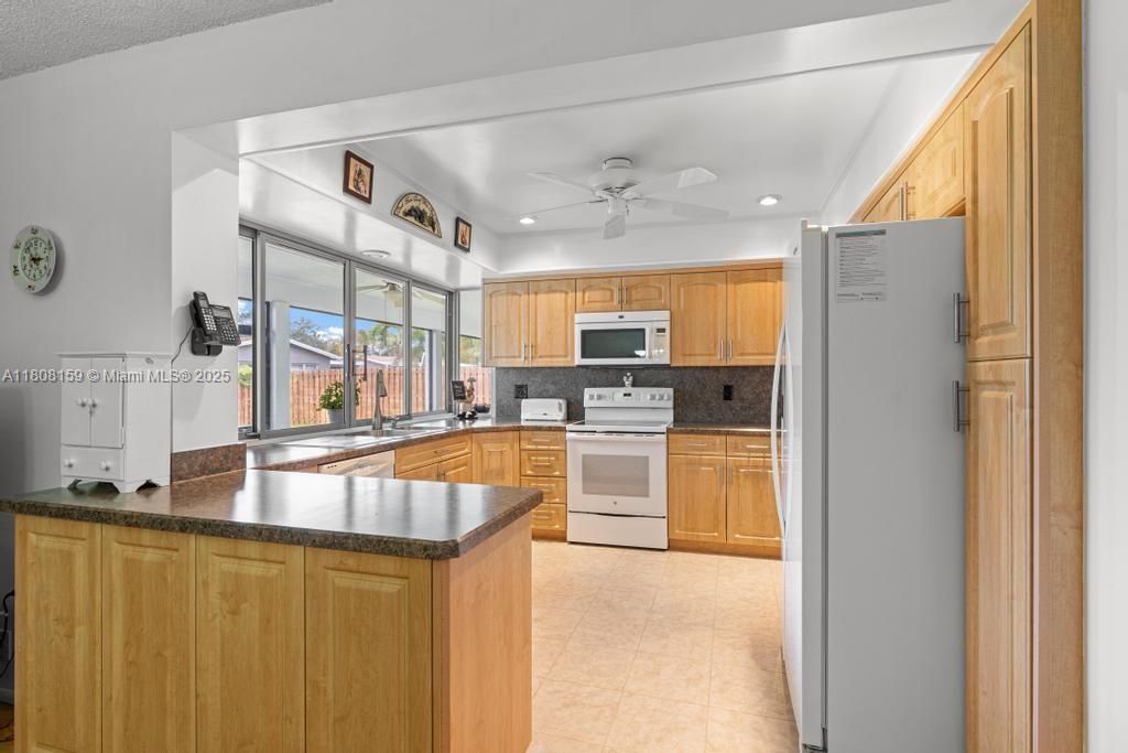 Vendido Recientemente: $600,000 (4 camas, 2 baños, 1950 Pies cuadrados)