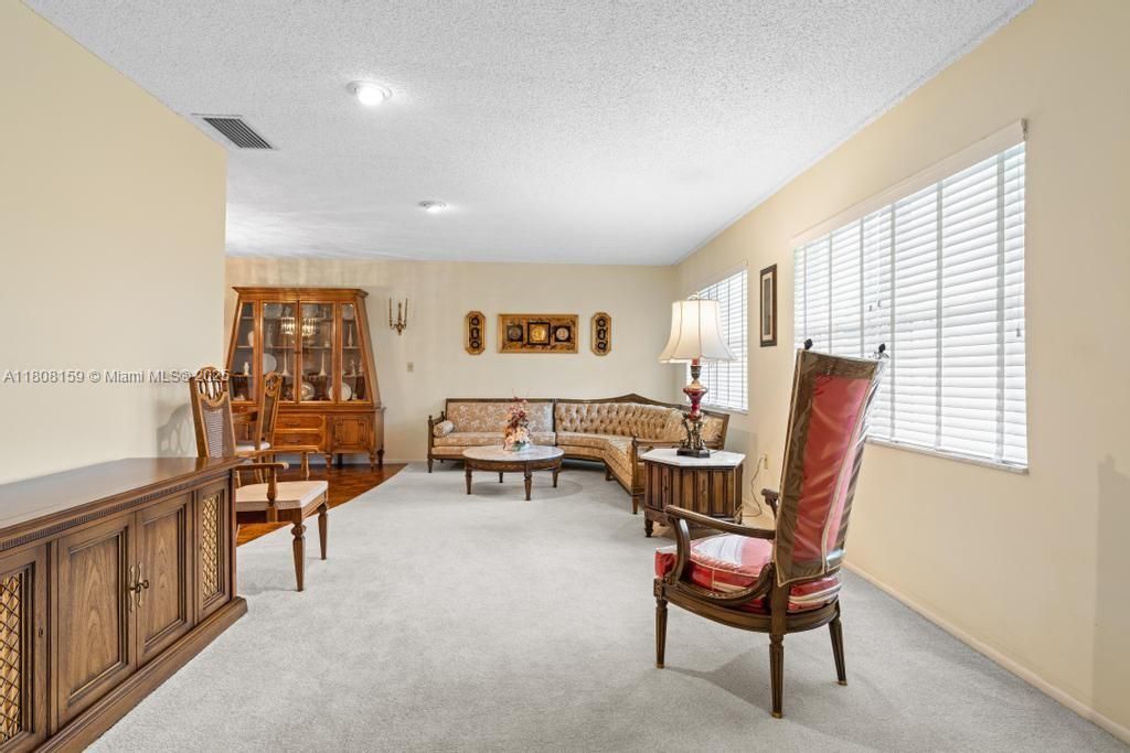 Vendido Recientemente: $600,000 (4 camas, 2 baños, 1950 Pies cuadrados)