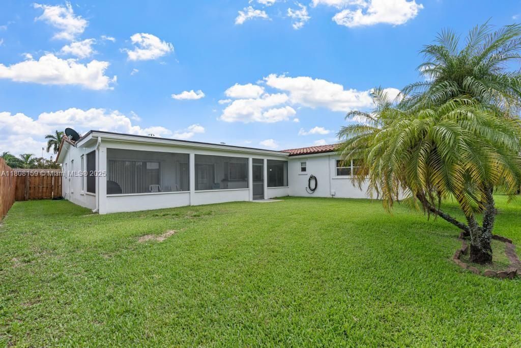 Vendido Recientemente: $600,000 (4 camas, 2 baños, 1950 Pies cuadrados)