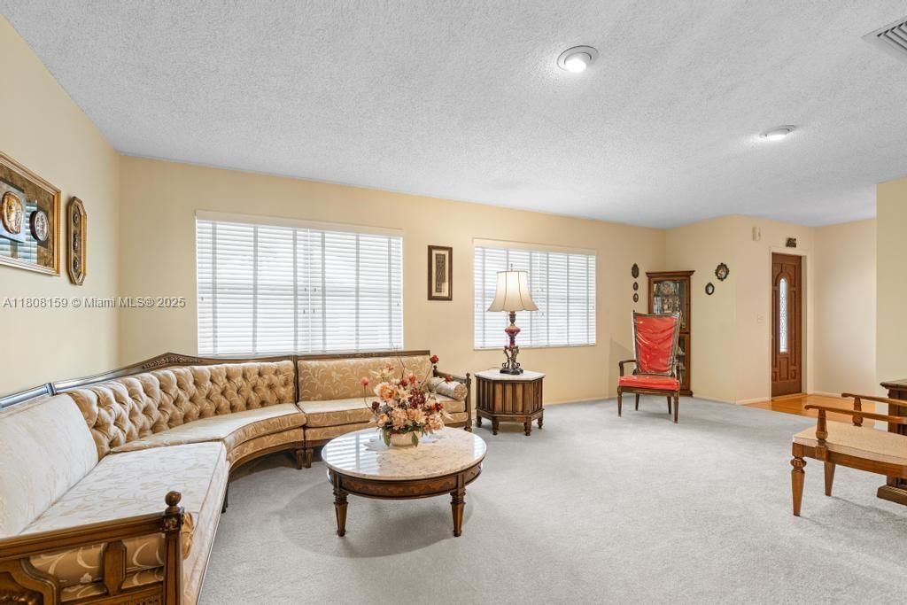 Vendido Recientemente: $600,000 (4 camas, 2 baños, 1950 Pies cuadrados)