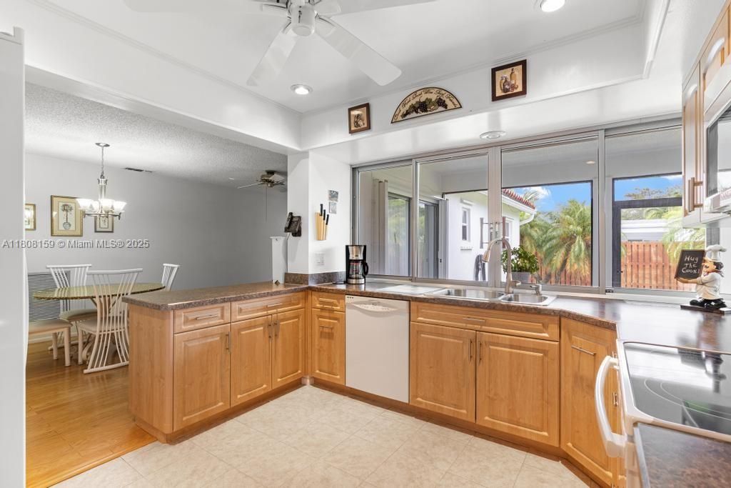 Vendido Recientemente: $600,000 (4 camas, 2 baños, 1950 Pies cuadrados)