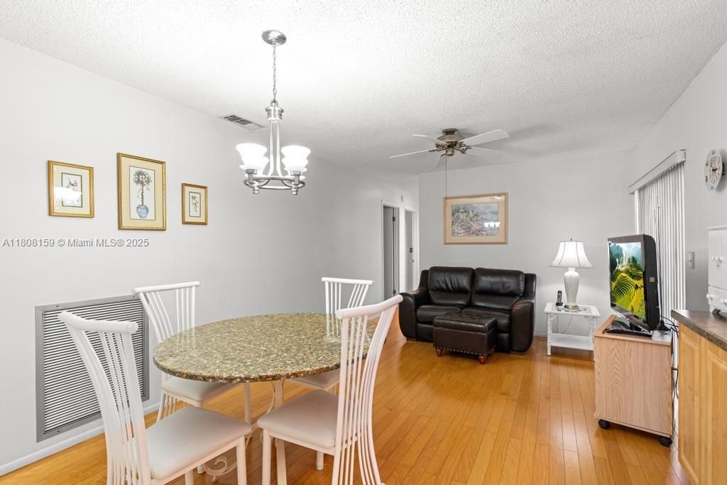 Vendido Recientemente: $600,000 (4 camas, 2 baños, 1950 Pies cuadrados)