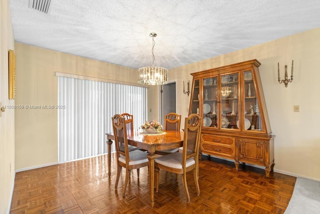 Vendido Recientemente: $600,000 (4 camas, 2 baños, 1950 Pies cuadrados)